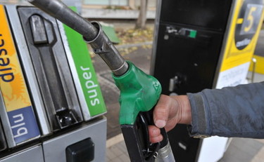 La verde 100 euro, il diesel quasi 300. Ecco quanto costerà all'italiano il caro benzina in un anno