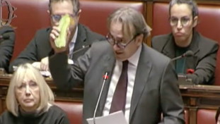 Attacca Meloni ma boccia l'ultimo sconto: sinistra in cortocircuito sulle accise