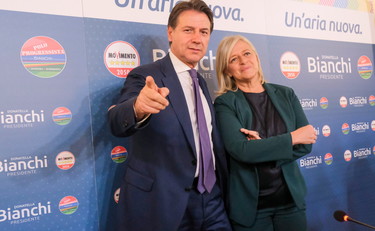 La candidata grillina Bianchi: Nel Lazio faremo il reddito di cittadinanza che il governo toglie. E sfida il Pd