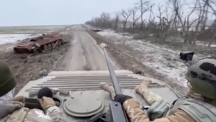 I tank russi a Soledar, guerra di propaganda con Kiev: 