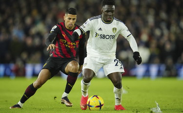 Ha un p... enorme. Il coro imbarazzante dei tifosi del Leeds per Gnonto. E il club: Cambiatelo