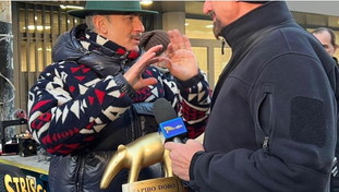 Se lo tagli, sei una me**a!” Fiorello sbotta con Staffelli, finisce male