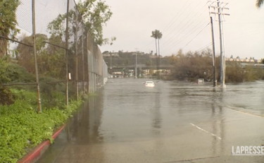 California in ginocchio per le forti piogge: frane e macchine sommerse | GUARDA