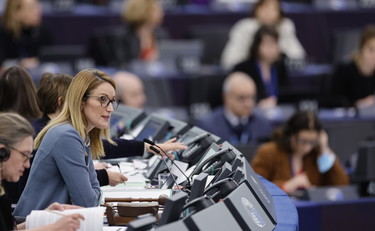 Centinaia di doni ricevuti e mai dichiarati. Metsola provoca un nuovo scandalo a Bruxelles?