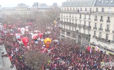 Un fiume di gente contro Macron: cosa sta succedendo in Francia