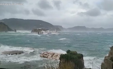 A Ponza il traghetto in mezzo all'uragano tra le onde alte 8 metri