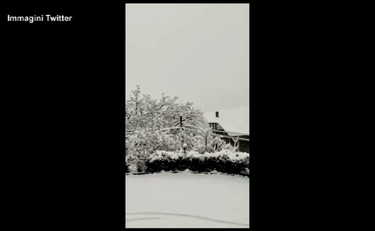 Super nevicata al centro Italia. Tutto sepolto nella morsa del gelo