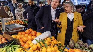 Conte vuole pagare col Pos, il fruttivendolo lo fulmina così