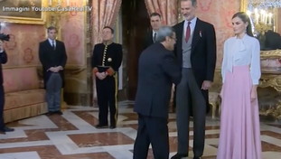 Putiferio per lo sgarbo dell'ambasciatore dell'Iran alla regina Letizia | GUARDA