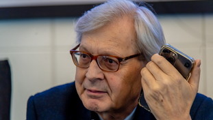 Usato come velina di Amadeus, Sgarbi infilza la Rai su Zelensky