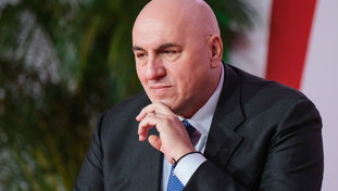 “Sì, sono uno sciocco”. Crosetto sotterra Medvedev: il tweet che lo umilia