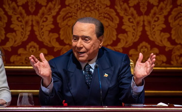 Stop alle tasse sul primo impiego. L'annuncio di Berlusconi