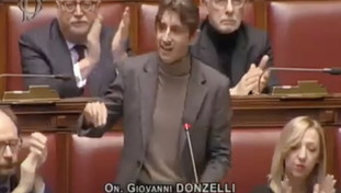 La sinistra dica con chi sta, Donzelli incendia la Camera: è bagarre | VIDEO