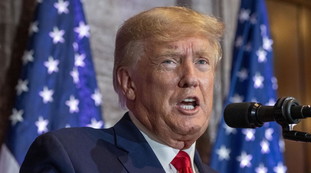 Chiesto risarcimento di 50 milioni. Furia Trump contro Woodward