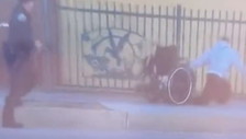 Afroamericano in carrozzina ucciso dagli agenti, il video che accusa la polizia | GUARDA