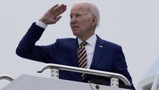 Nuovi guai per Biden, l'Fbi nella casa al mare: caccia alle carte segrete