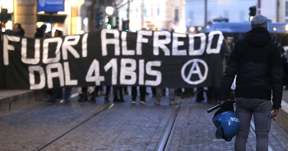 Caso Cospito, telefonata sospetta e allarme a Bologna un grave