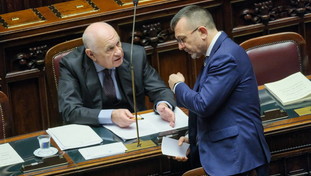 Italia sotto attacco degli anarchici. Furia Delmastro col Pd: “Inchinati alla mafia”