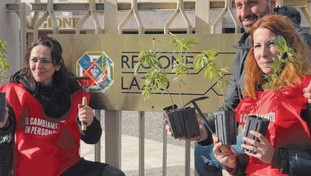 Candidati di sinistra piantano cannabis davanti alla Regione