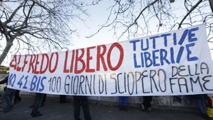 “Peggio dei comunisti”. Feltri si ribella agli anarchici: “Gravi malati di mente”