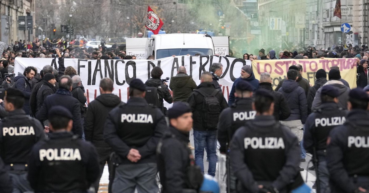 Bombe carta e lancio di sassi ma la polizia disinnesca gli anarchici Bombe carta e lancio di sassi ma la polizia disinnesca gli anarchici