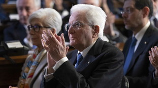 Sanremo inizia da Mattarella. Poi Benigni col monologo sulla Costituzione