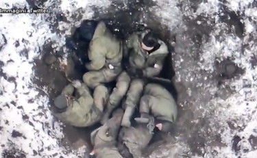 I soldati russi sono congelati e non riescono a fuggire dalla bomba | GUARDA