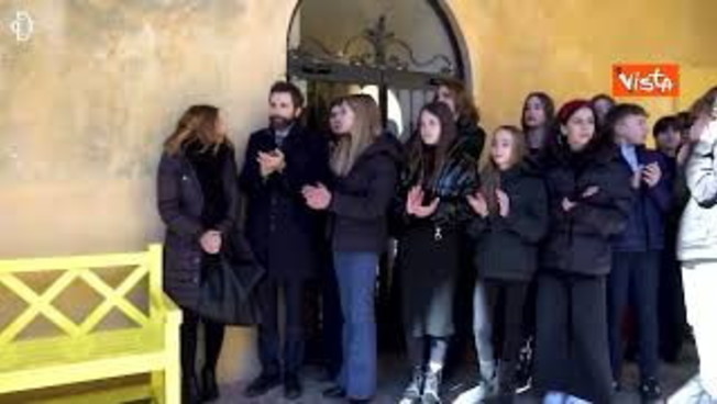 Giornata contro bullismo e cyberbullismo, inaugurata panchina gialla a Vicolo Valdina a Montecitorio