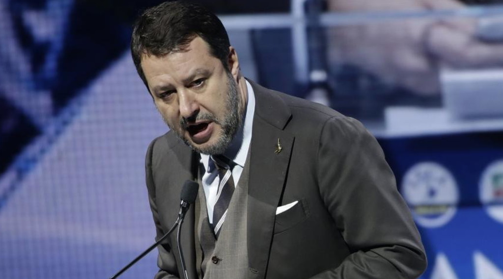 La Costituzione non va difesa a Sanremo. Salvini bacchetta il Festival