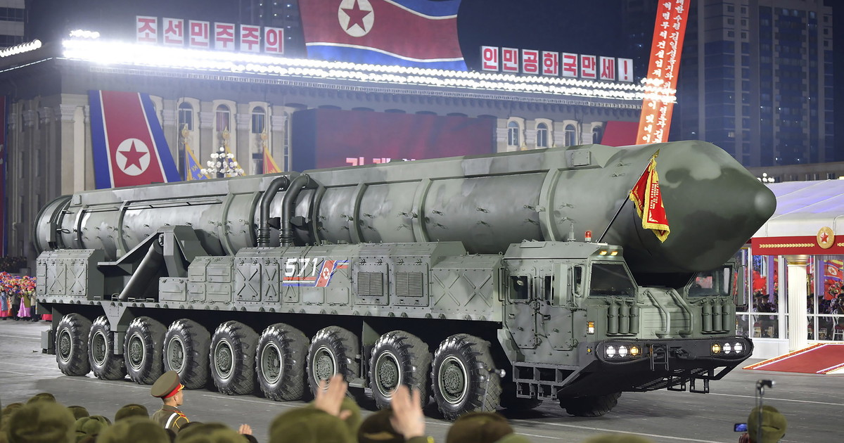 Corea del Nord, Kim mostra i muscoli alla parata armi nucleari