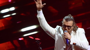 Grignani, caos audio e ferma l'esibizione: la battuta su Blanco