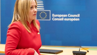 L'Europa è stufa di Macron: von der Leyen sta con Meloni. Lo schiaffo a Parigi