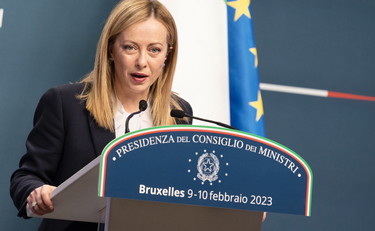 Così facciamo la fine del Titanic. Meloni boccia l'Europa di Macron