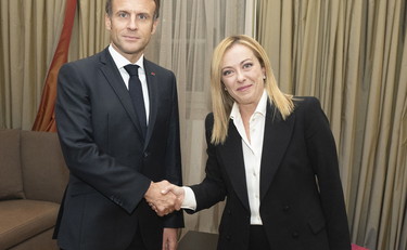 Italia-Francia ai ferri corti. Cosa c'è dietro lo scontro tra Meloni e Macron
