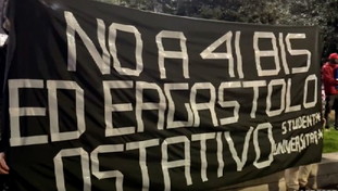Cospito si aggrava, trasferito. Scontri al corteo degli anarchici a Milano