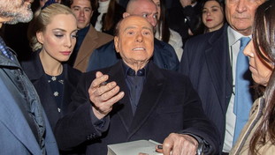 Zelensky, l'ira di Kiev su Berlusconi: bacia le mani insanguinate di Putin