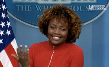 Attività aliena? La portavoce della Casa Bianca sorprende tutti: cosa risponde ai cronisti VIDEO