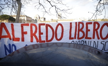 Per distruggere le aziende bisogna colpire gli uomini. La minaccia degli anarchici