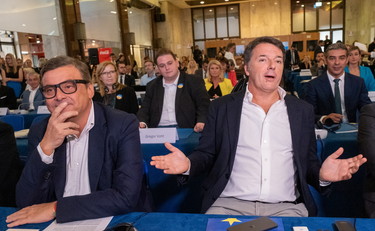 Tempi diversi. Renzi e Calenda litigano sul partito unico