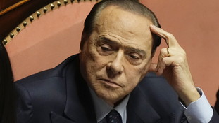 Weber ha scaricato Berlusconi per un mero interesse politico: il retroscena sul patto