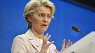 Von der Leyen: “Serve produrre più armi, facciamo come con i vaccini”
