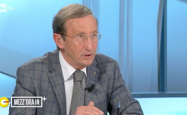 Forza Italia è una monarchia. Cosa dice Fini a Berlusconi