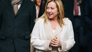 Sinistra in preda alla confusione e al panico: scossone Pd-M5S, vola Meloni