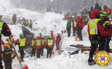 Rigopiano, quasi tutti assolti per la strage. Caos in aula