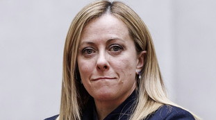 Da Meloni a Sgarbi e Spalletti: il dolore per la scomparsa di Costanzo