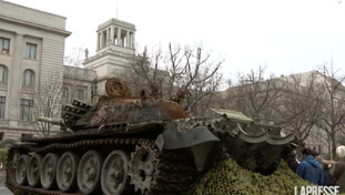 Sfregio degli ucraini ai russi: carro armato distrutto davanti all'ambasciata | VIDEO