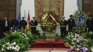 Fiorello, Venier e Giletti: il mondo dello spettacolo rende omaggio a Costanzo