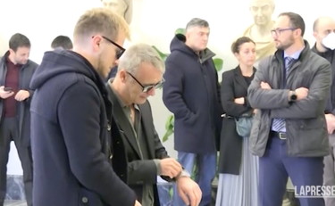 Diaco distrutto dal dolore, il gesto davanti al feretro di Maurizio Costanzo