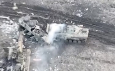 Missili sul tank russo, il soldato fugge a piedi | VIDEO