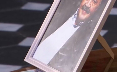 Toccante. Cosa spunta sul feretro durante i funerali di Maurizio Costanzo